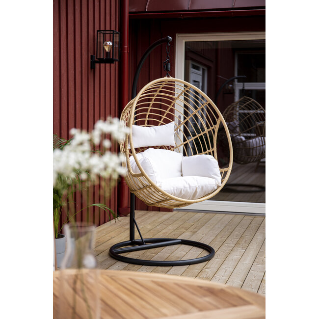 Outdoor-Hängesessel Viga Nature – Natürlicher Charme mit schwarzem Gestell und weißen Kissen