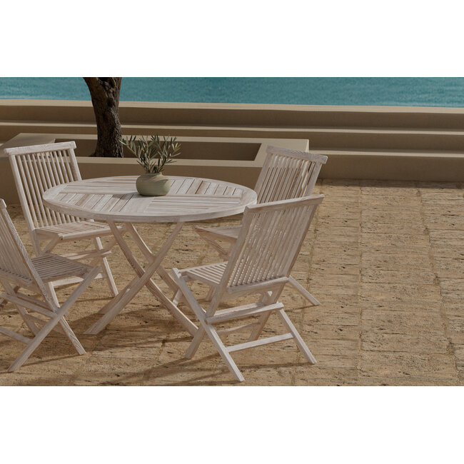 Kenya Garten-Essgruppe Whitewash – Kenya Rundtisch Ø120 cm Teakholz (3 cm, wasserbasiertes Finish) + Kenya Dining-Sessel Teakholz, klappbar, bis 150 kg, 4 Personen
