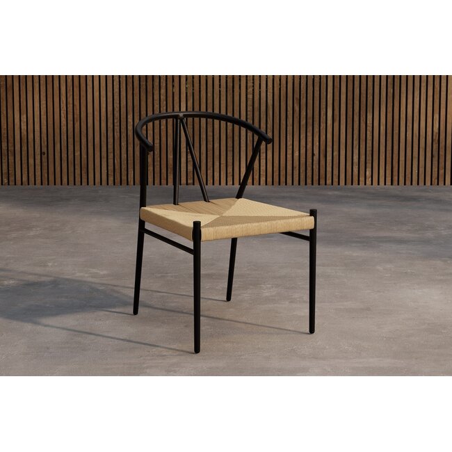 5-teilige Garten-Essgruppe San Vito & Alfons Schwarz – San Vito Rundtisch Ø120 cm Polywood Schwarz + 4 Alfons Stapelsessel Rattan-Optik