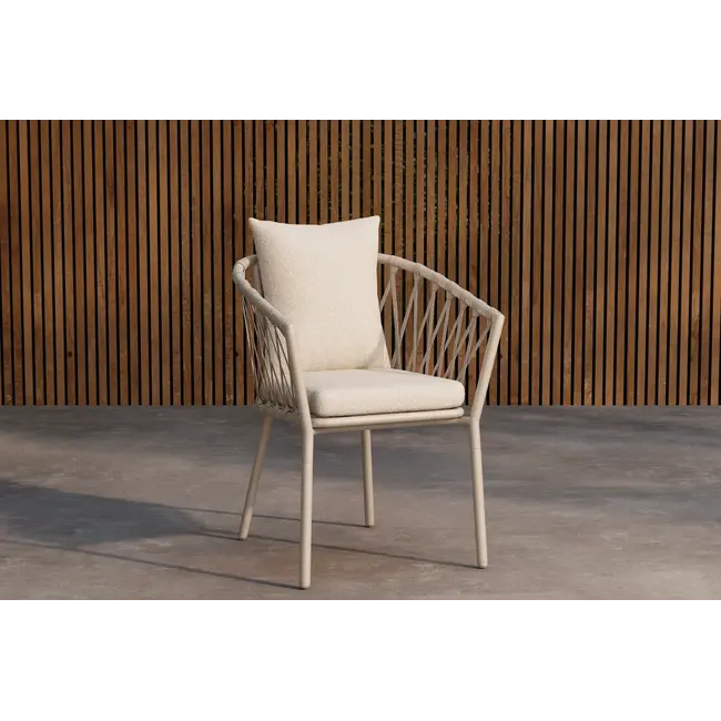 Gartenstuhl Linos Beige – Geflochtener Essstuhl mit Bouclé-Kissen