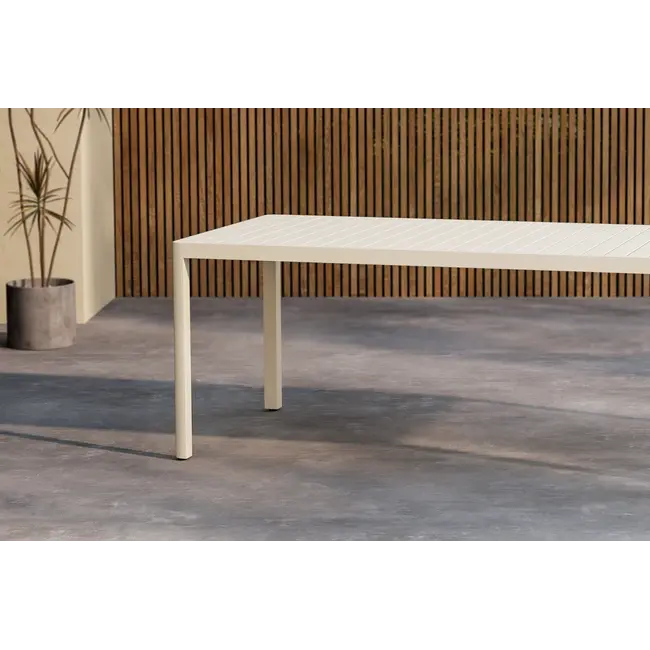 Gartentisch Giardini Beige – Robuster Mittelpunkt im Garten