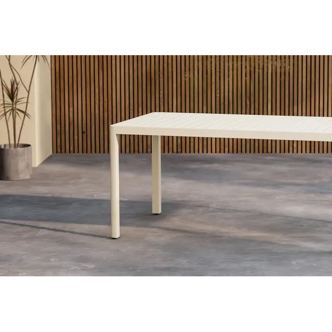 Gartentisch Giardini Beige – Robuster Mittelpunkt im Garten