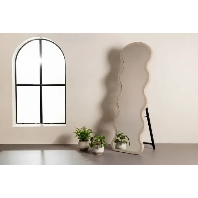 Stand- & Wandspiegel Loui (158 x 49 cm) – Schmaller Wellenspiegel im organischen Design in Beige