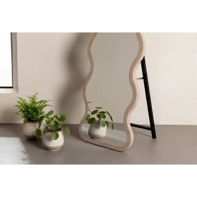 Stand- & Wandspiegel Loui (158 x 49 cm) – Schmaller Wellenspiegel im organischen Design in Beige