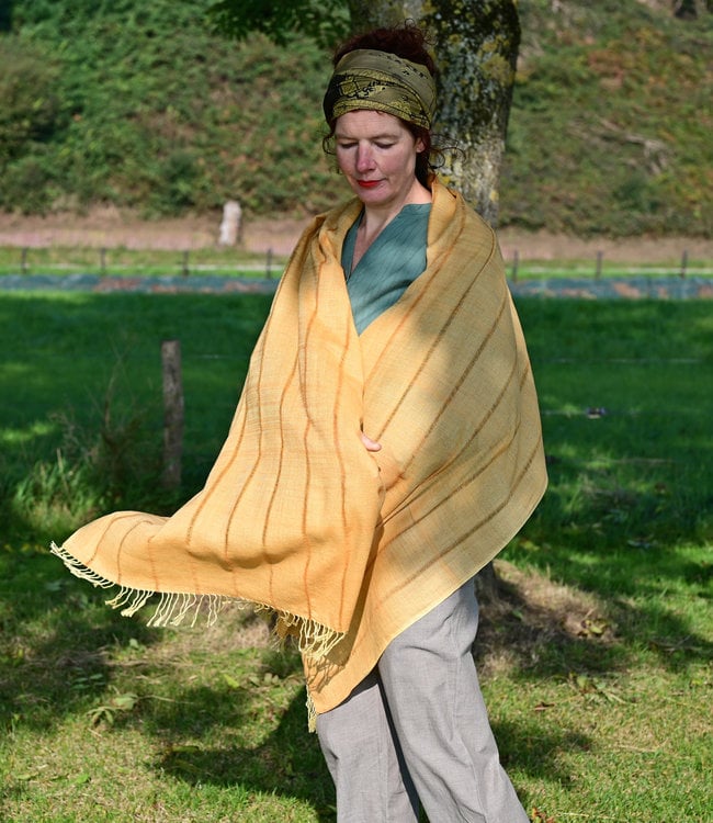 verslag doen van prijs verrassing Sjaal plantaardig gekleurd geel van handgeweven katoen & zijde, fair - Via  India Fashion