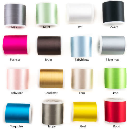 Zwarte handdoek met naam naar keuze geborduurd
