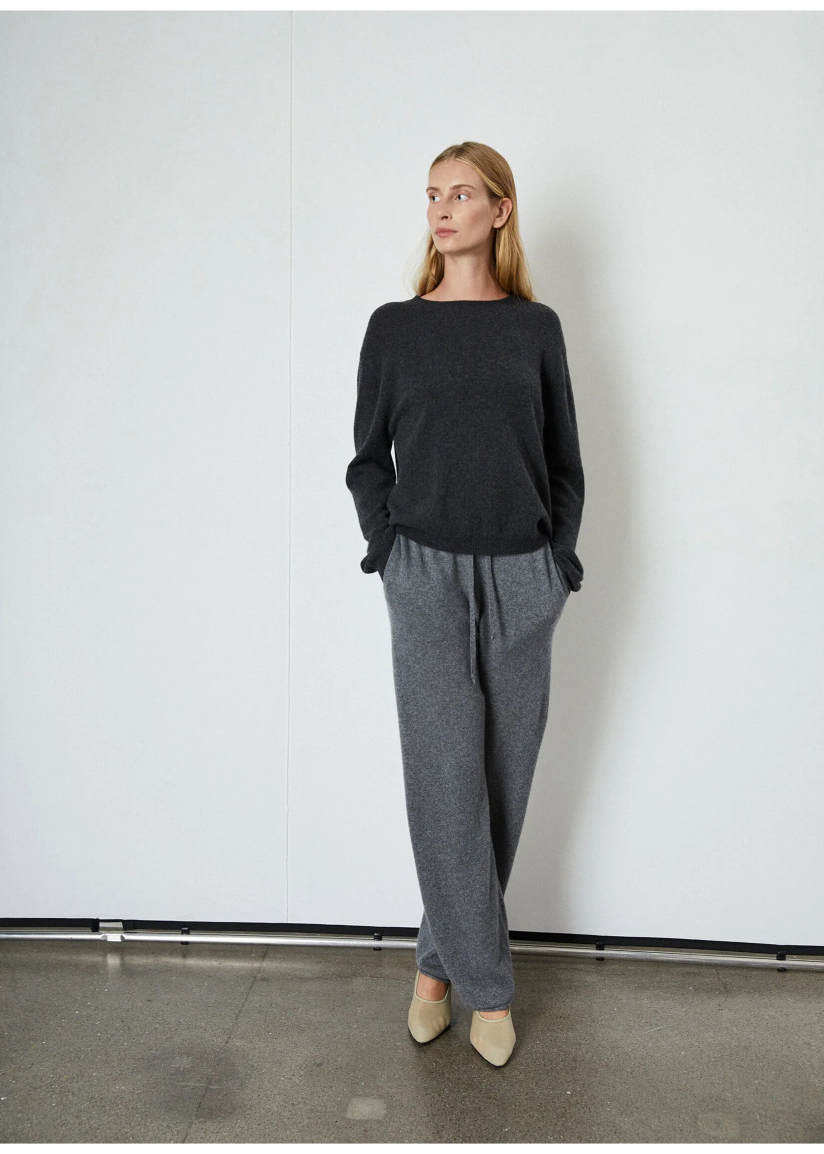 People's Republic of Cashmere Women's Boxy O-Neck Dark Grey