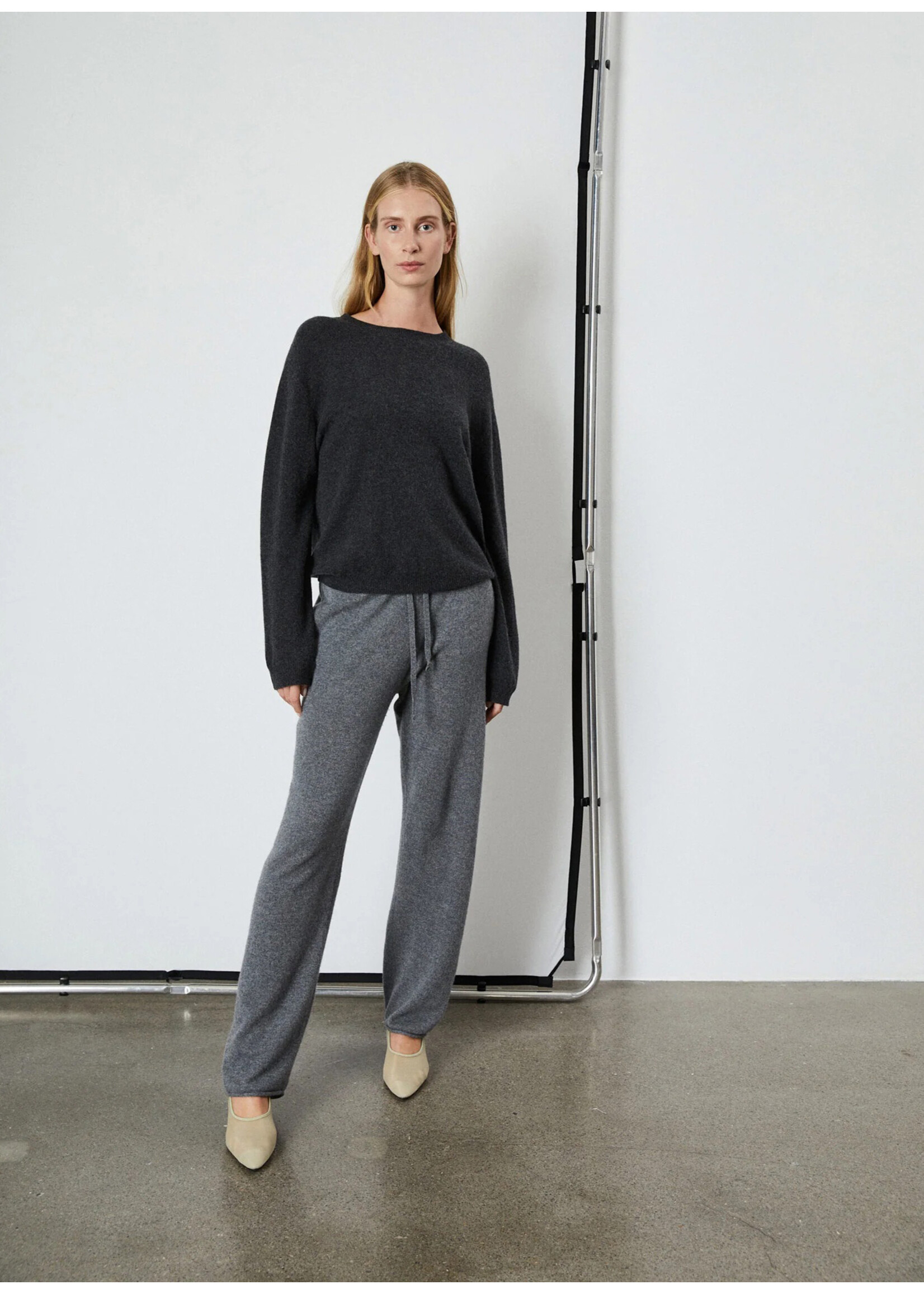 People's Republic of Cashmere Women's Boxy O-Neck Dark Grey