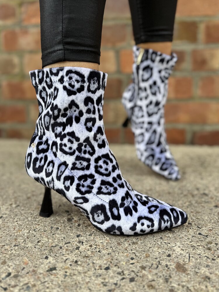 Una Healy A Fire Love