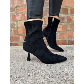 Una Healy A Fire Love