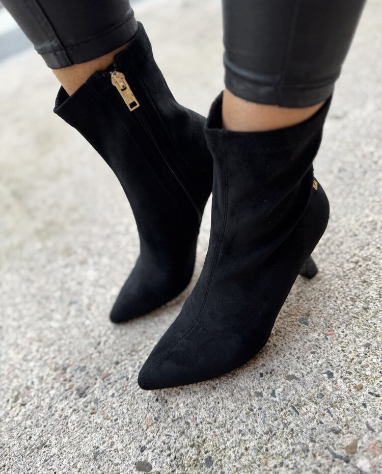 Una Healy A Fire Love