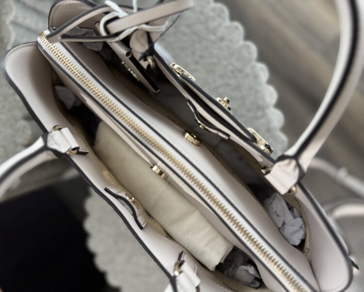 Guess Janie Girlfriend Satchel