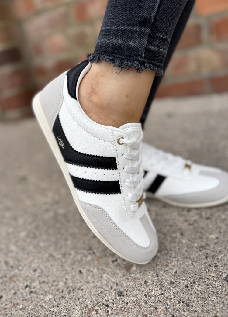 Lloyd & Pryce Tangan