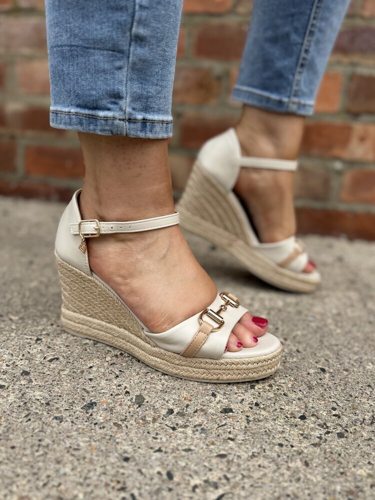 Una Healy Ghostbuster