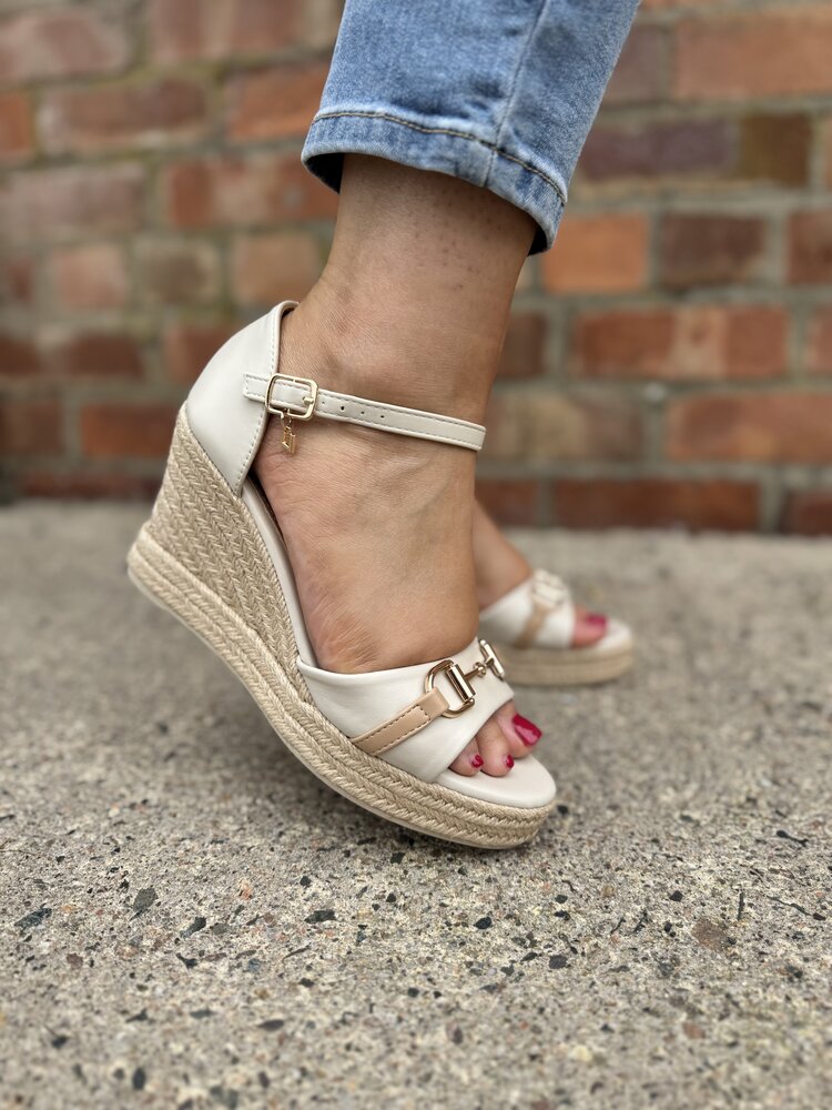 Una Healy Ghostbuster