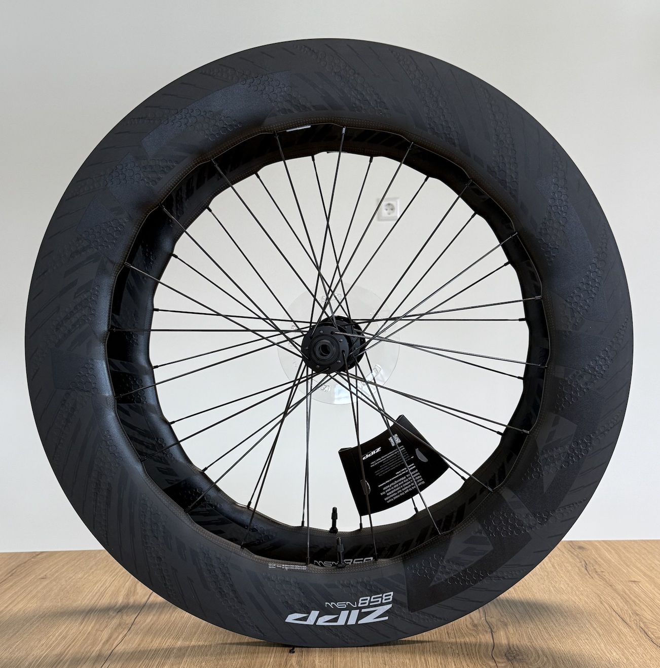 Zipp 858 NSW Tubeless Disc Brake Wheelset | Order it here