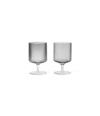 Ferm Living Ferm Living Verres à vin Ripple - Lot de 2 - gris fumé