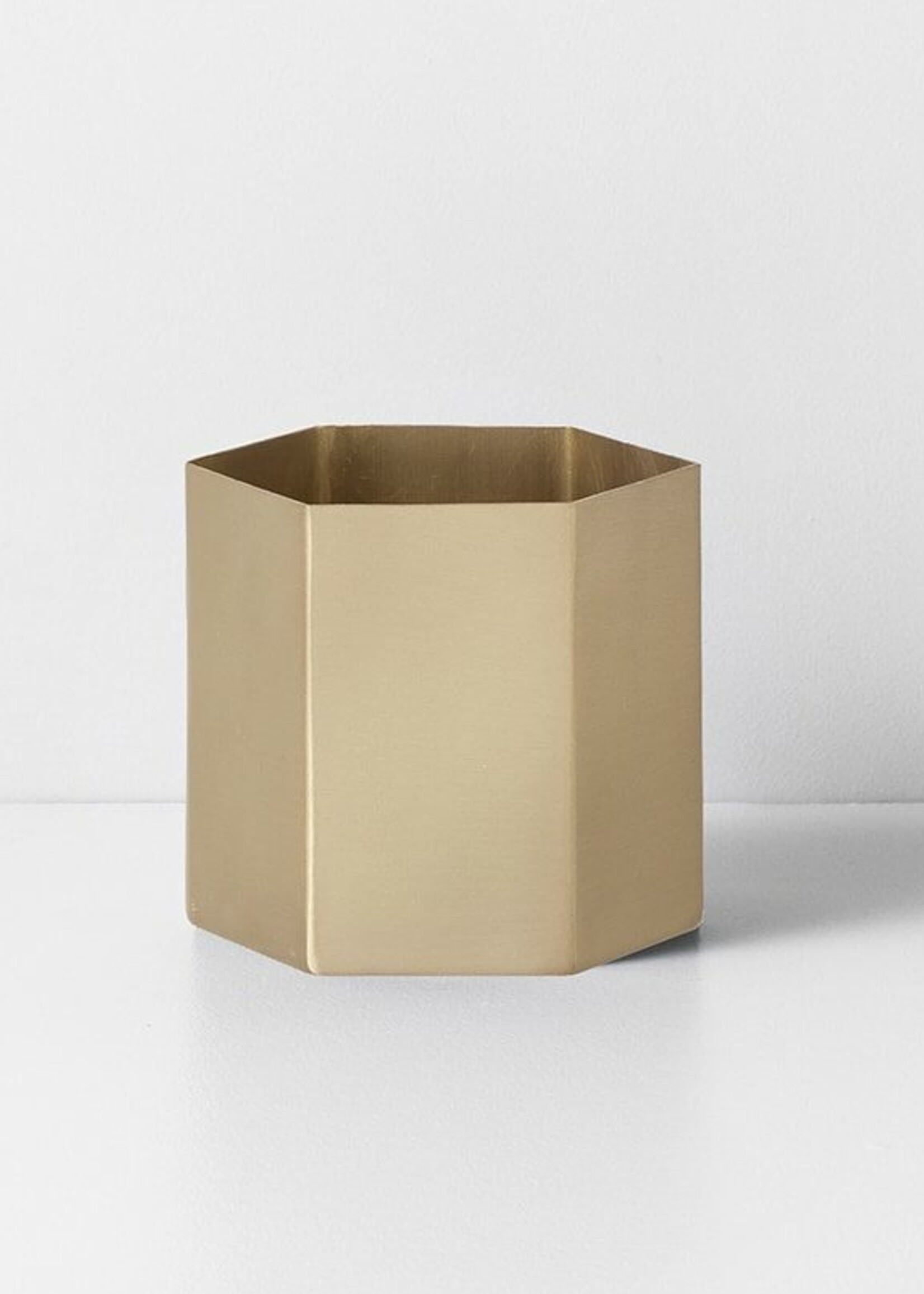 Ferm Living Ferm Living Pot Hexagonal Extra Large laiton
