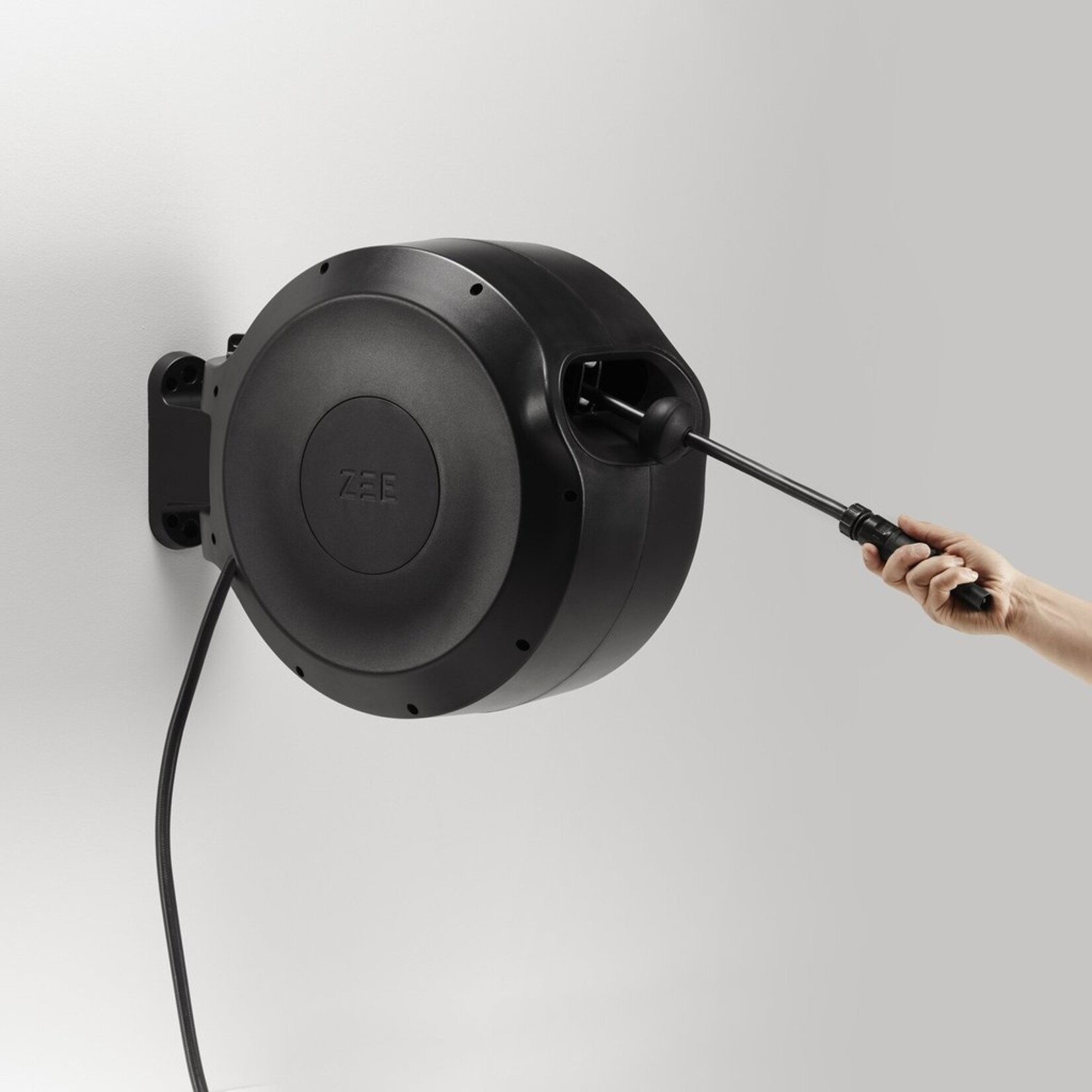 Zee Zee Mirtoon 30 Tuinslang Zwart met Automatisch Oprolsysteem