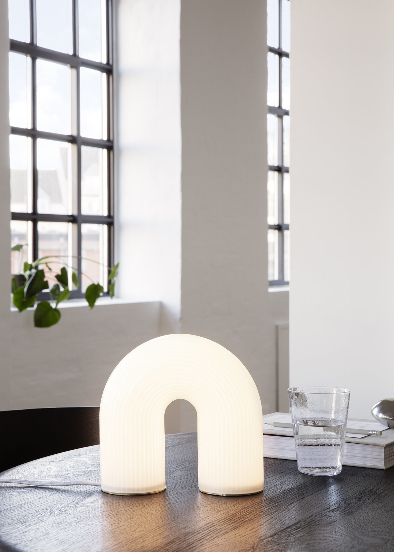 Ferm Living Ferm Living Vuelta Lampe de table en verre opale