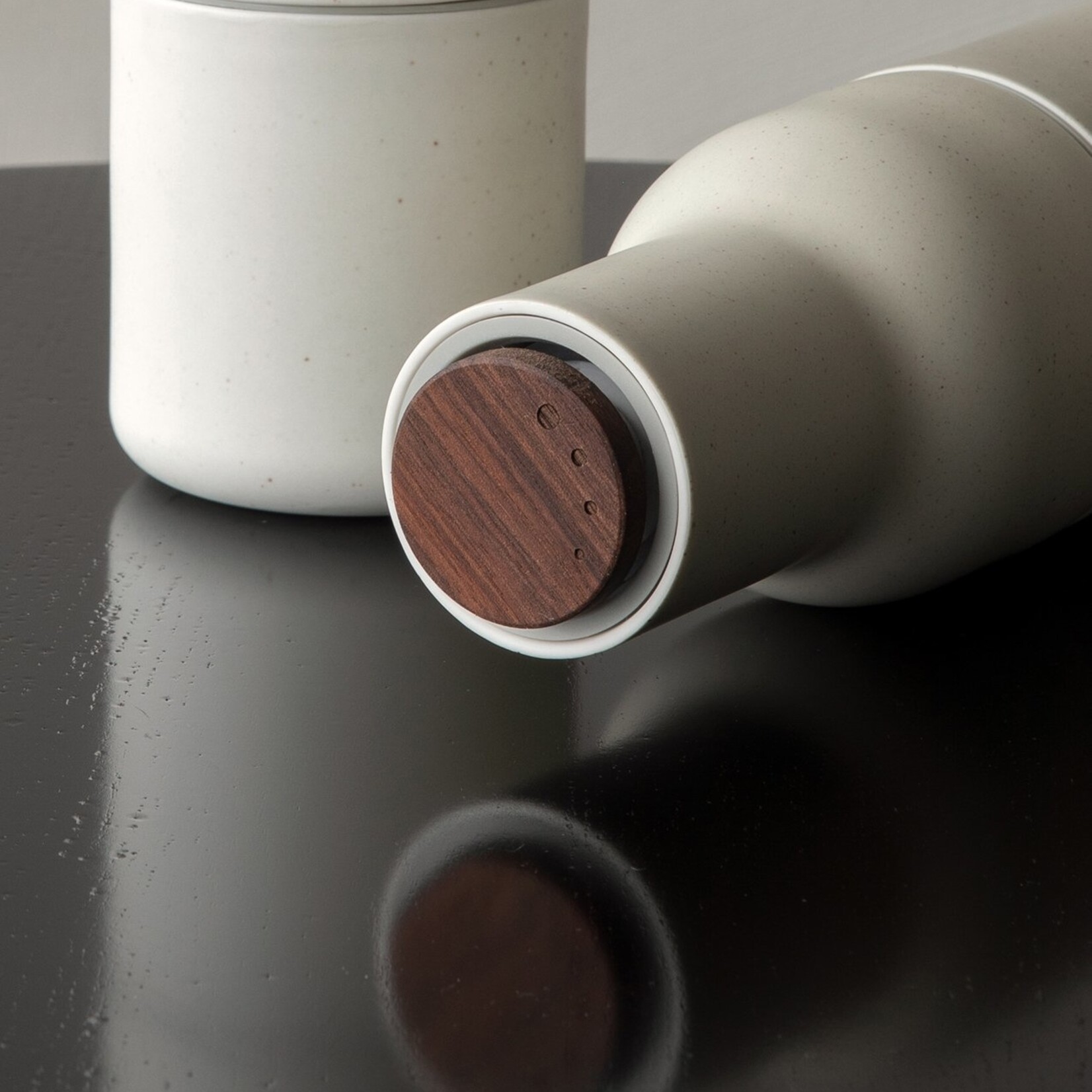 Menu Audo Menu Audo Norm Architects Moulin à sel et à poivre en céramique, finition noyer