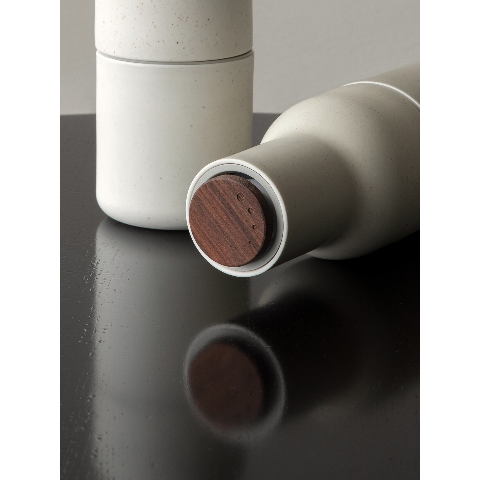 Menu Audo Menu Audo Norm Architects Moulin à sel et à poivre en céramique, finition noyer