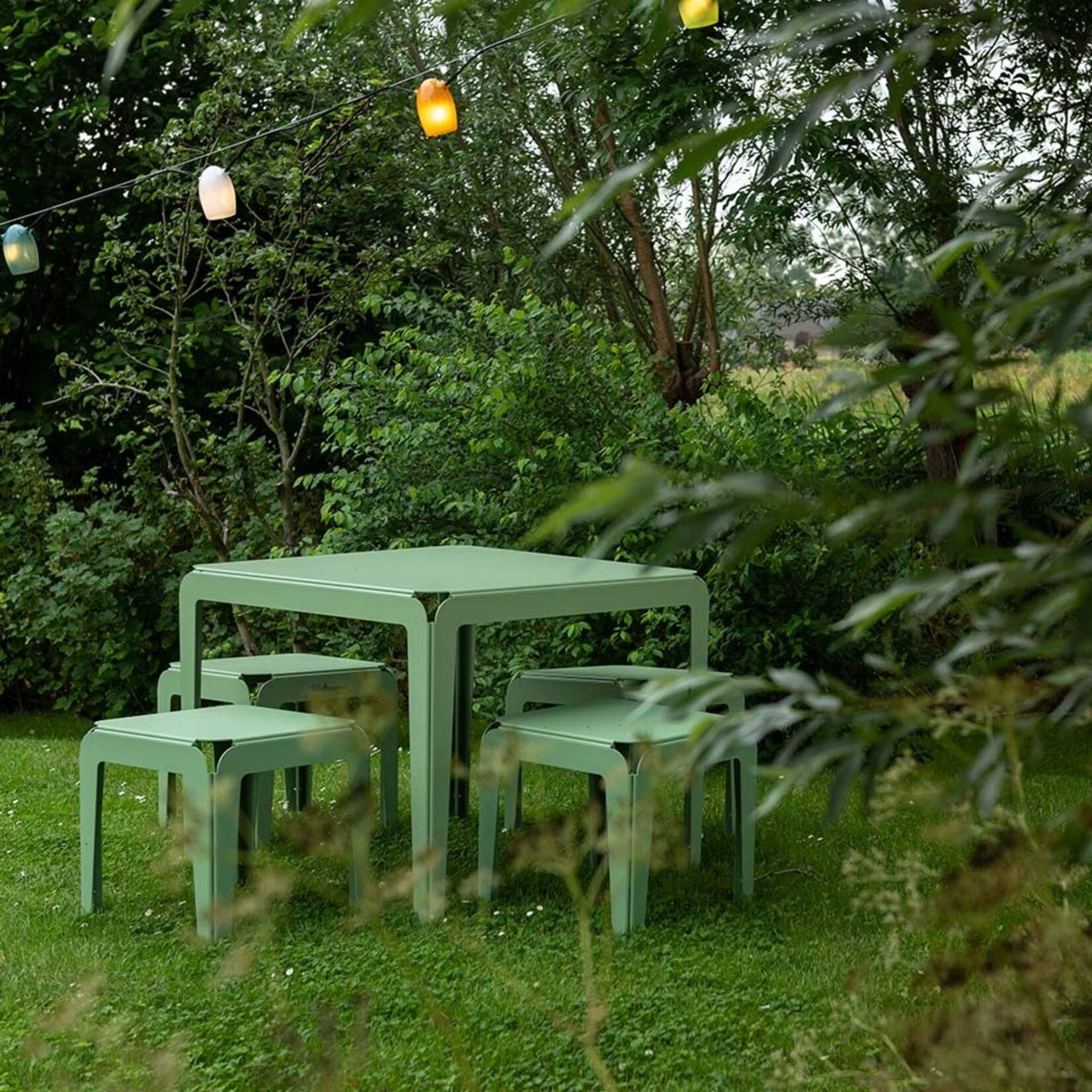 Weltevree Weltevree - Bended Table 90 - Pale Green - Lichtgewicht aluminium tuintafel