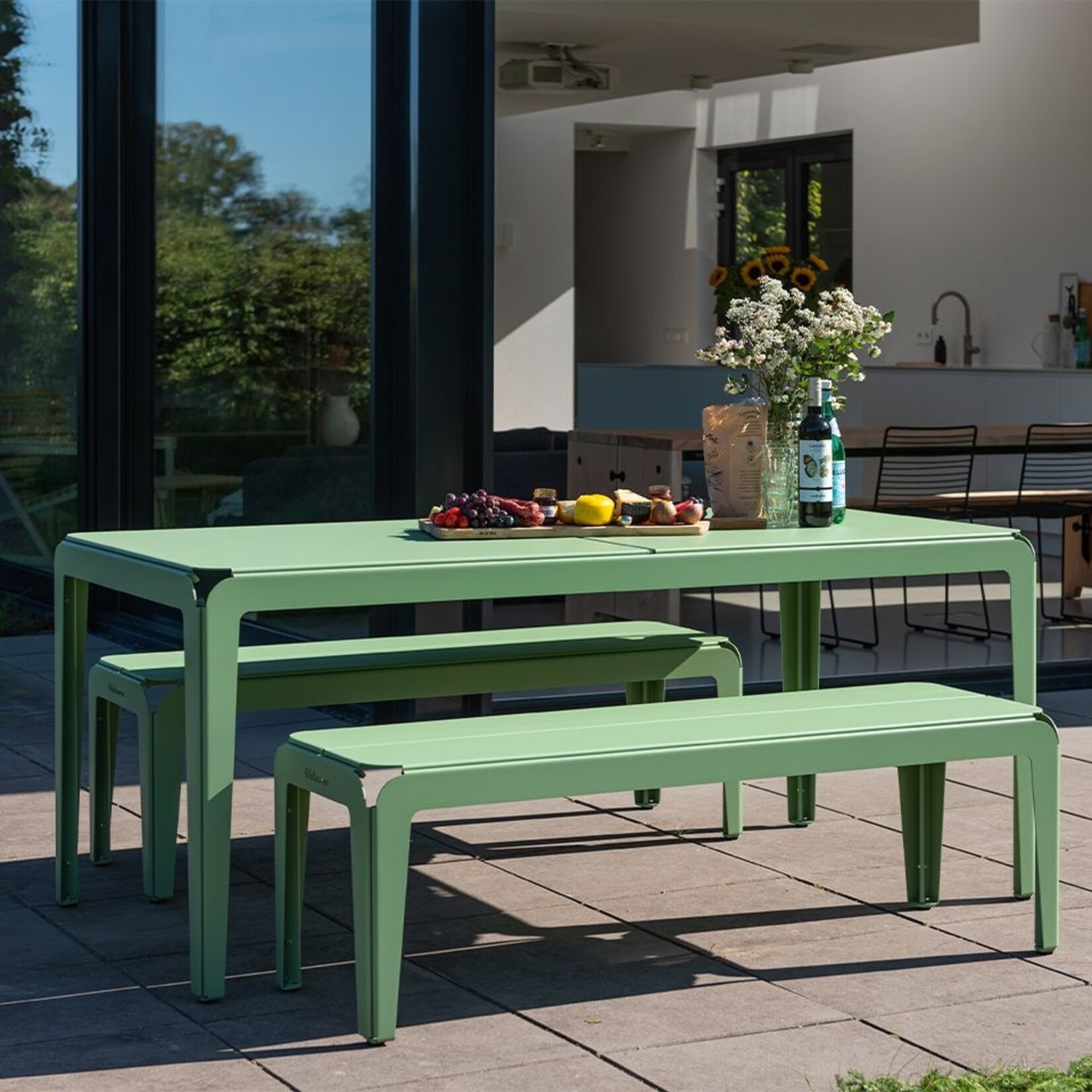 Weltevree Weltevree - Bended Table 180 - Table de jardin légère en aluminium - Vert pâle