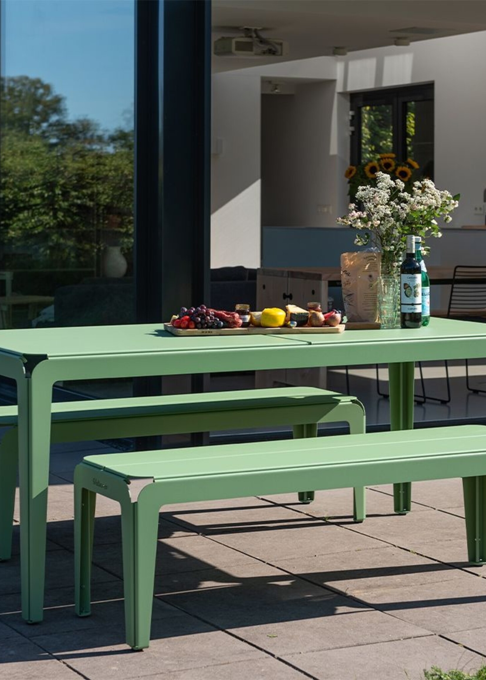 Weltevree Weltevree - Bended Table 180 - Table de jardin légère en aluminium - Vert pâle