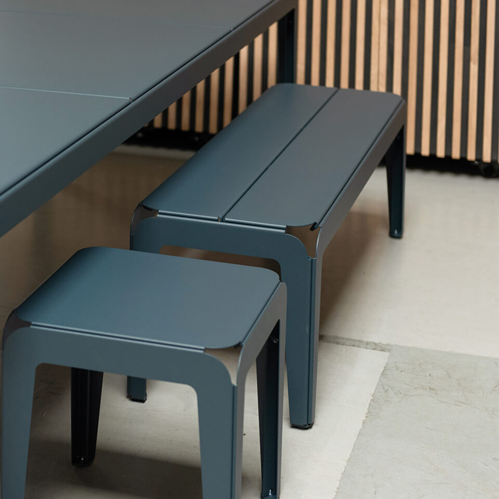 Weltevree Weltevree - Bended Bench 140 - Lichtgewicht aluminium tuinbank - Grey Blue