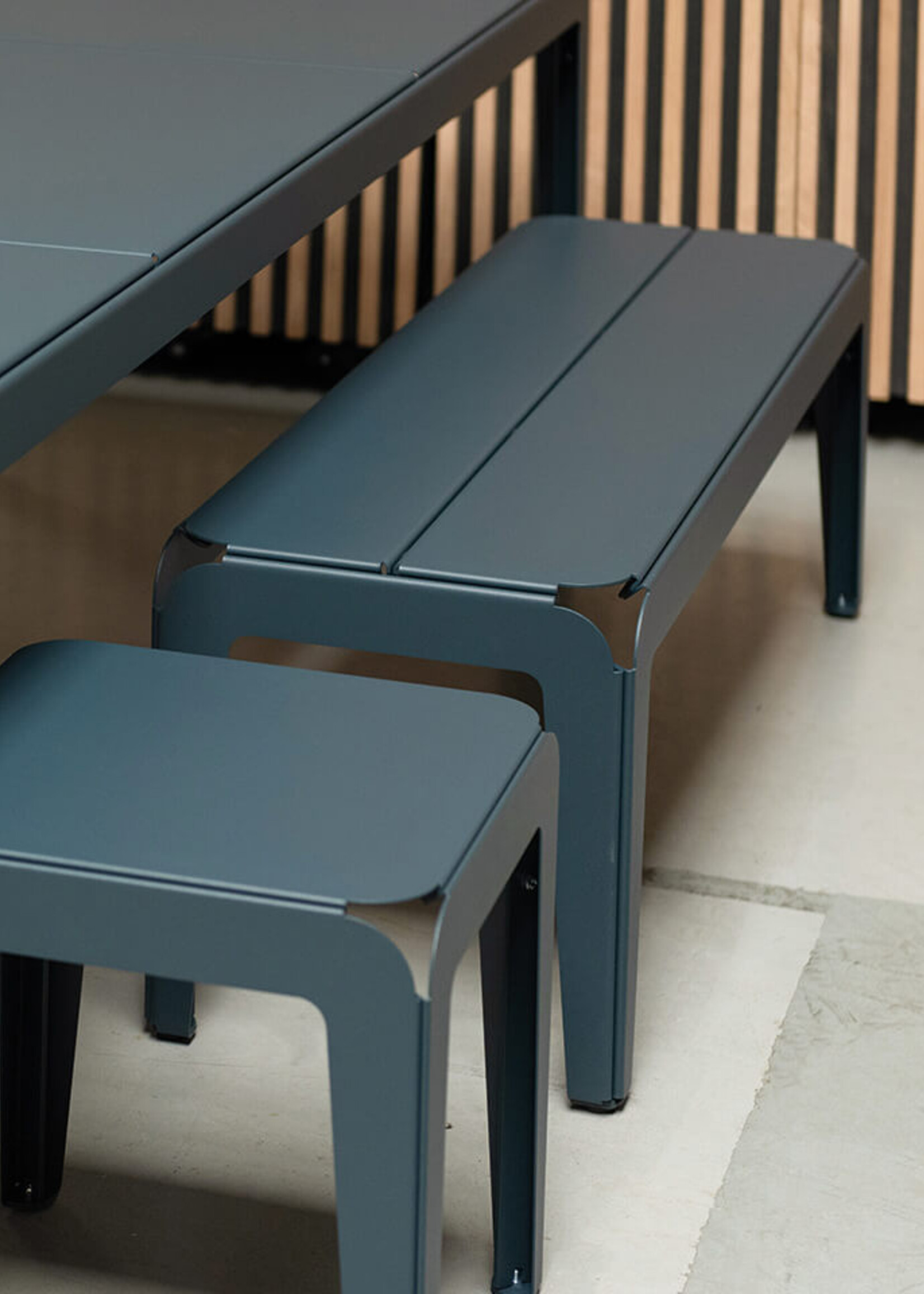 Weltevree Weltevree - Bended Bench 140 - Lichtgewicht aluminium tuinbank - Grey Blue