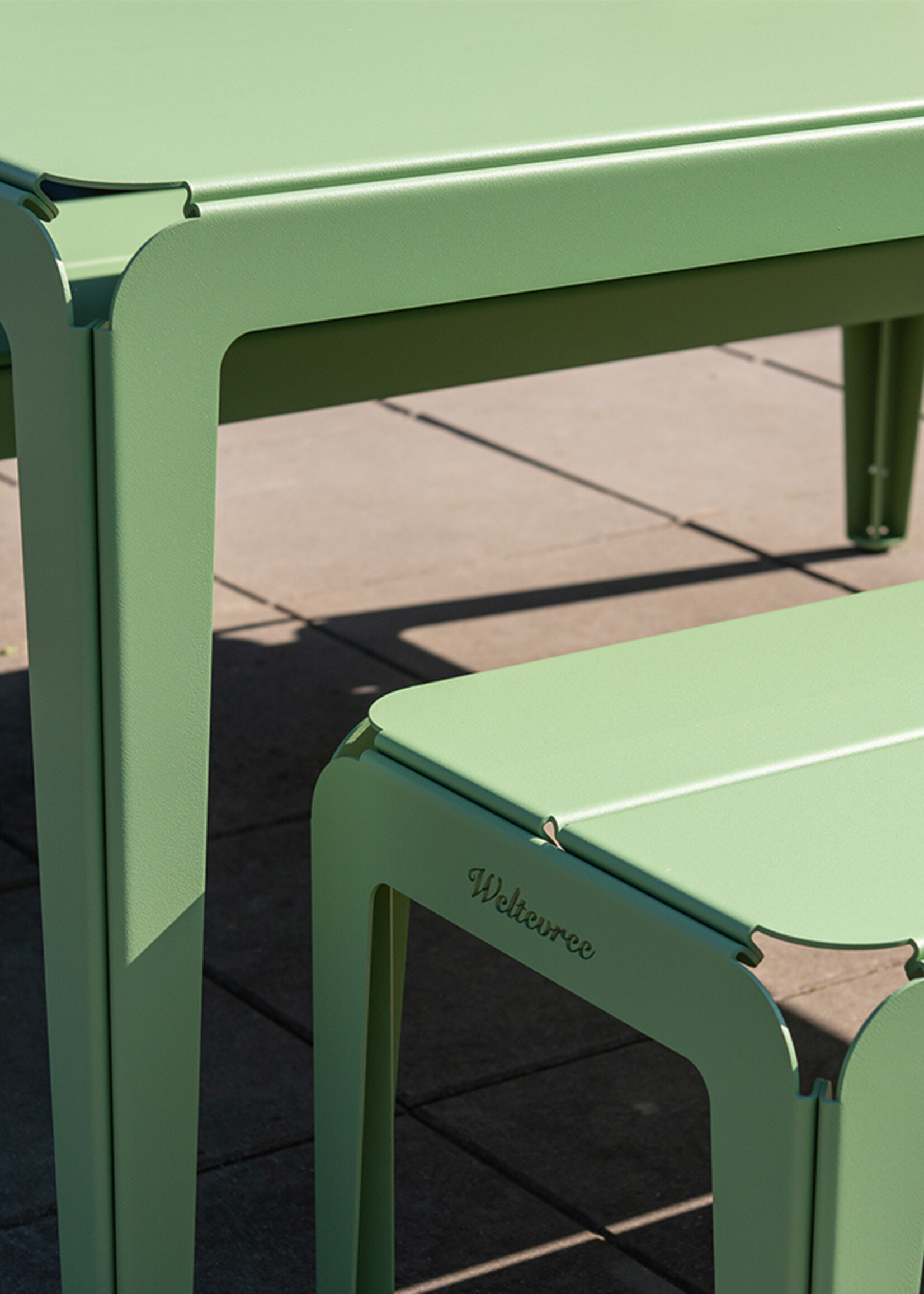 Weltevree Weltevree - Bended Bench 140 - Lichtgewicht aluminium tuinbank - Pale Green