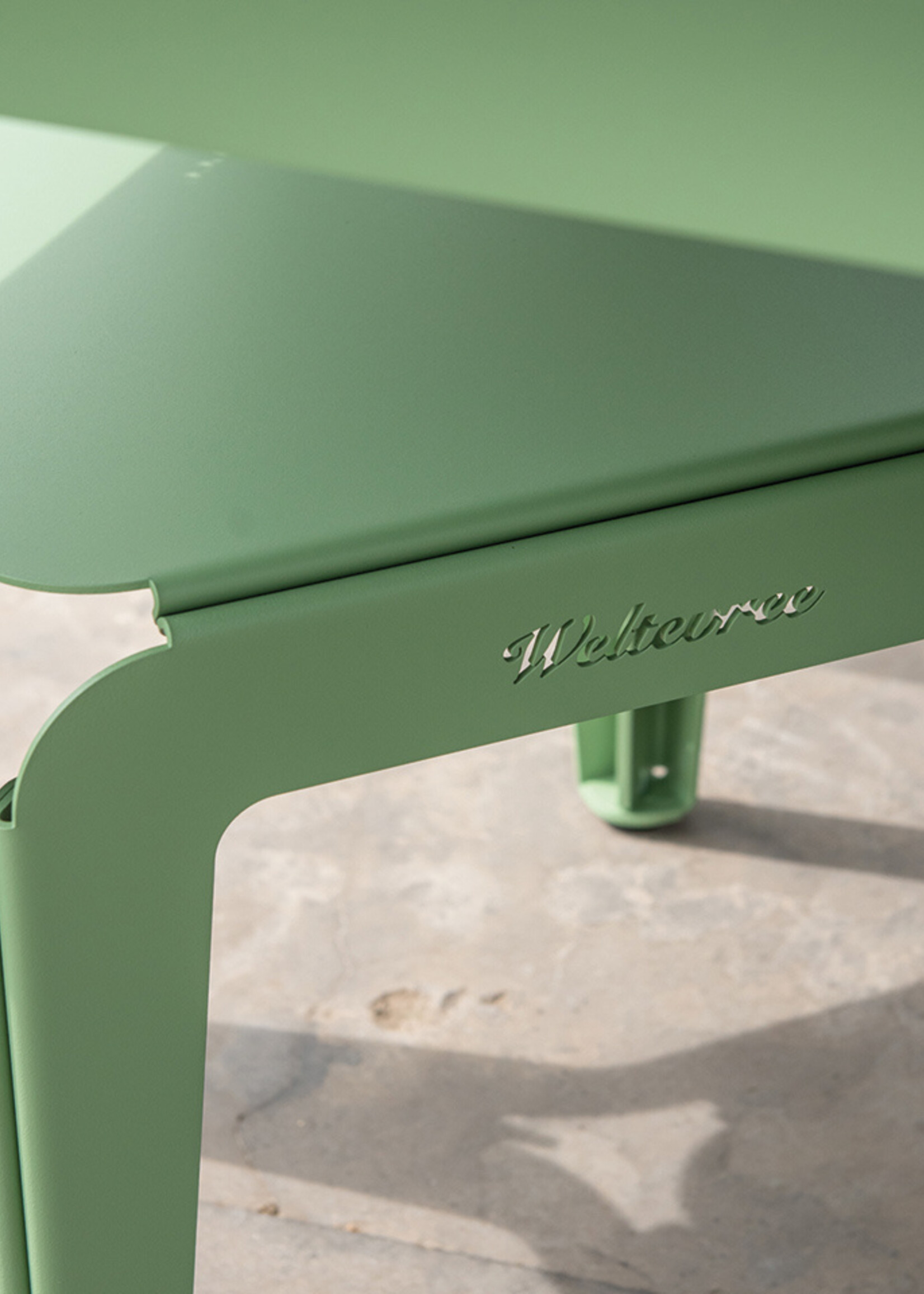 Weltevree Tabouret courbé 45 - vert pâle