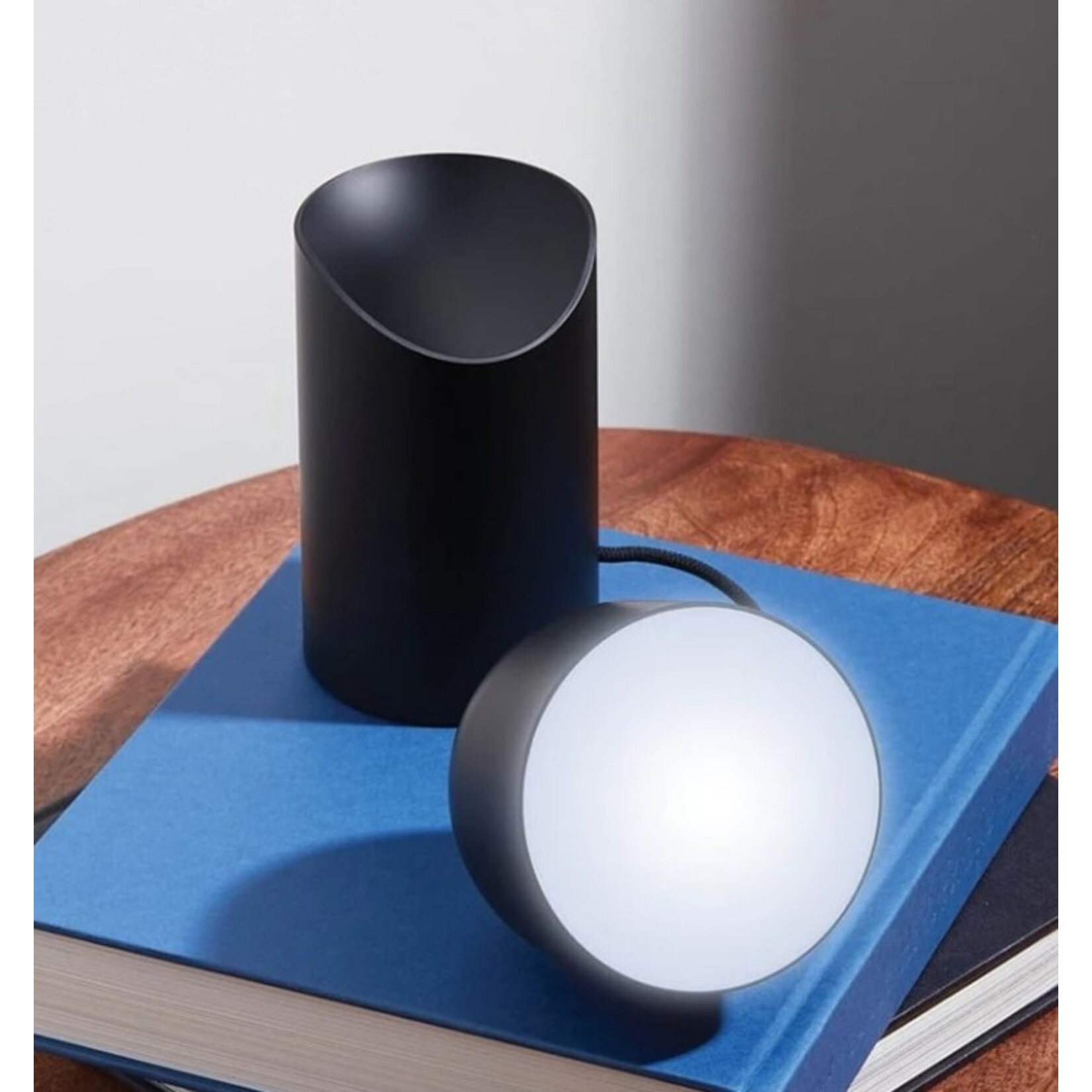 Lexon Lexon - ORBE - Draagbare LED-lamp met afneembare diffuser - Zwart