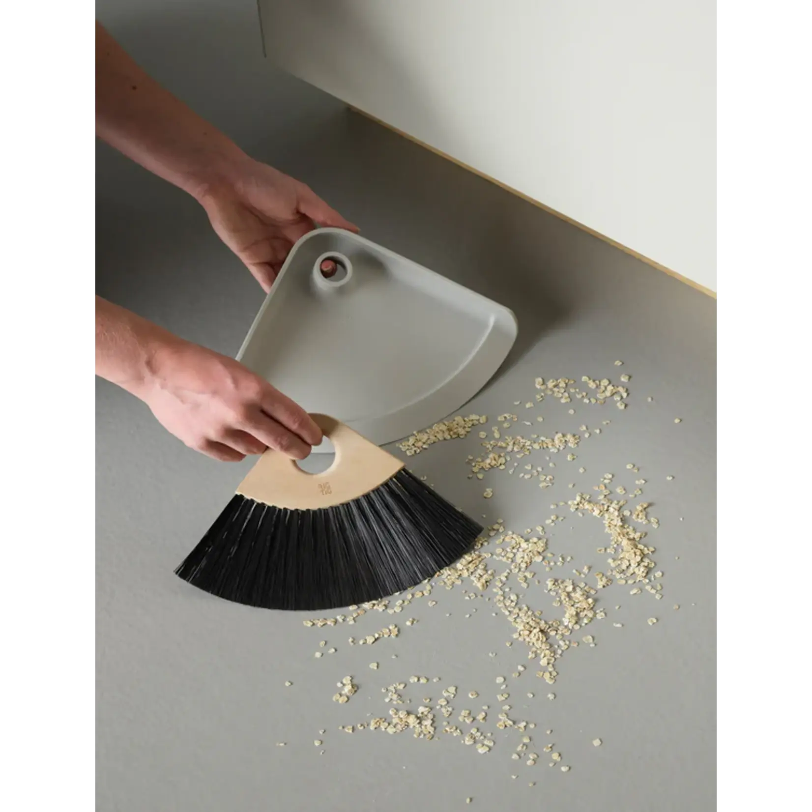 Stelton - SWEEP-IT Stofblik & Bezem - Lichtgrijs