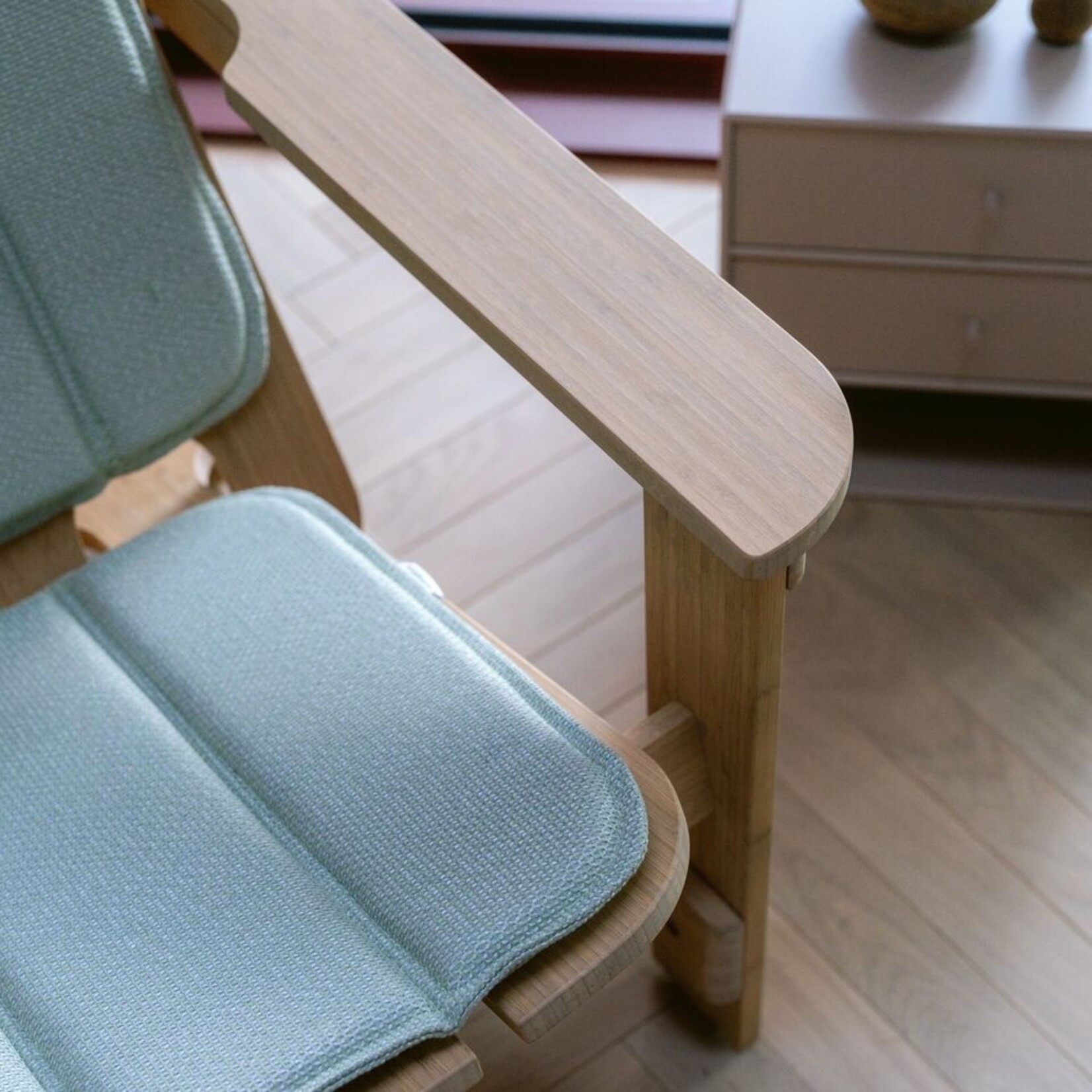 Weltevree Weltevree - Picket Chair met Armleuningen - Loungestoel voor binnen en buiten - Bamboe