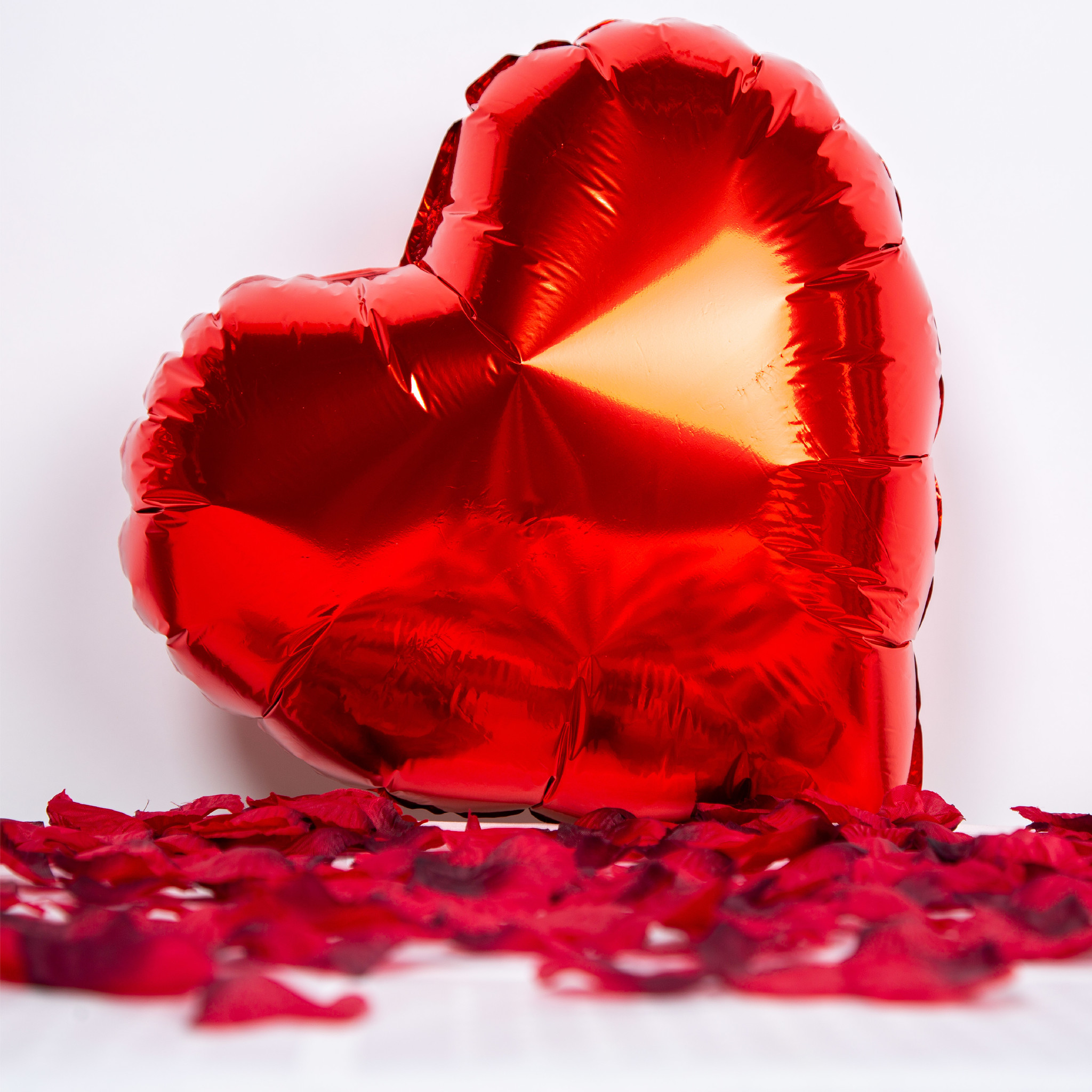 zoete smaak Hijsen Altaar Fissaly® 2000 Stuks Rode Rozenblaadjes met Hartjes Ballonnen – Romantische  Liefde Versiering – Liefdes Cadeau Decoratie – Love - Rood - Fissaly