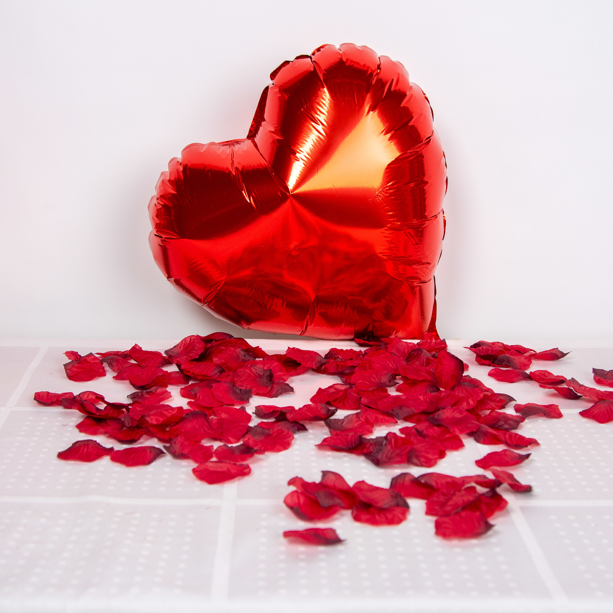 zoete smaak Hijsen Altaar Fissaly® 2000 Stuks Rode Rozenblaadjes met Hartjes Ballonnen – Romantische  Liefde Versiering – Liefdes Cadeau Decoratie – Love - Rood - Fissaly