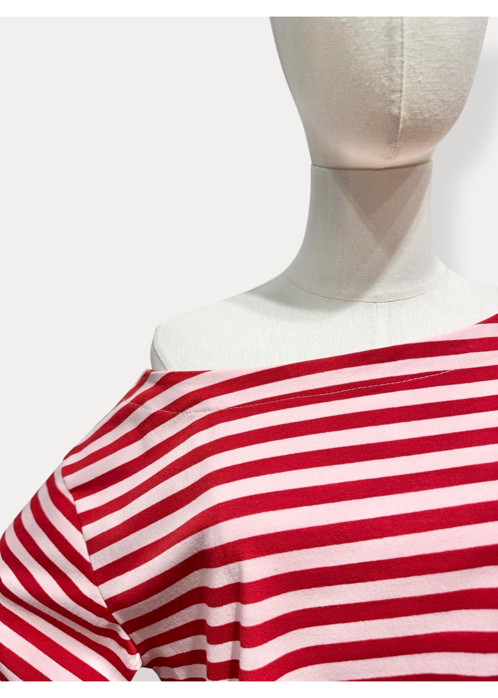 SUPERBUSY ONE SHOULDER STRIPE T-SHIRT.