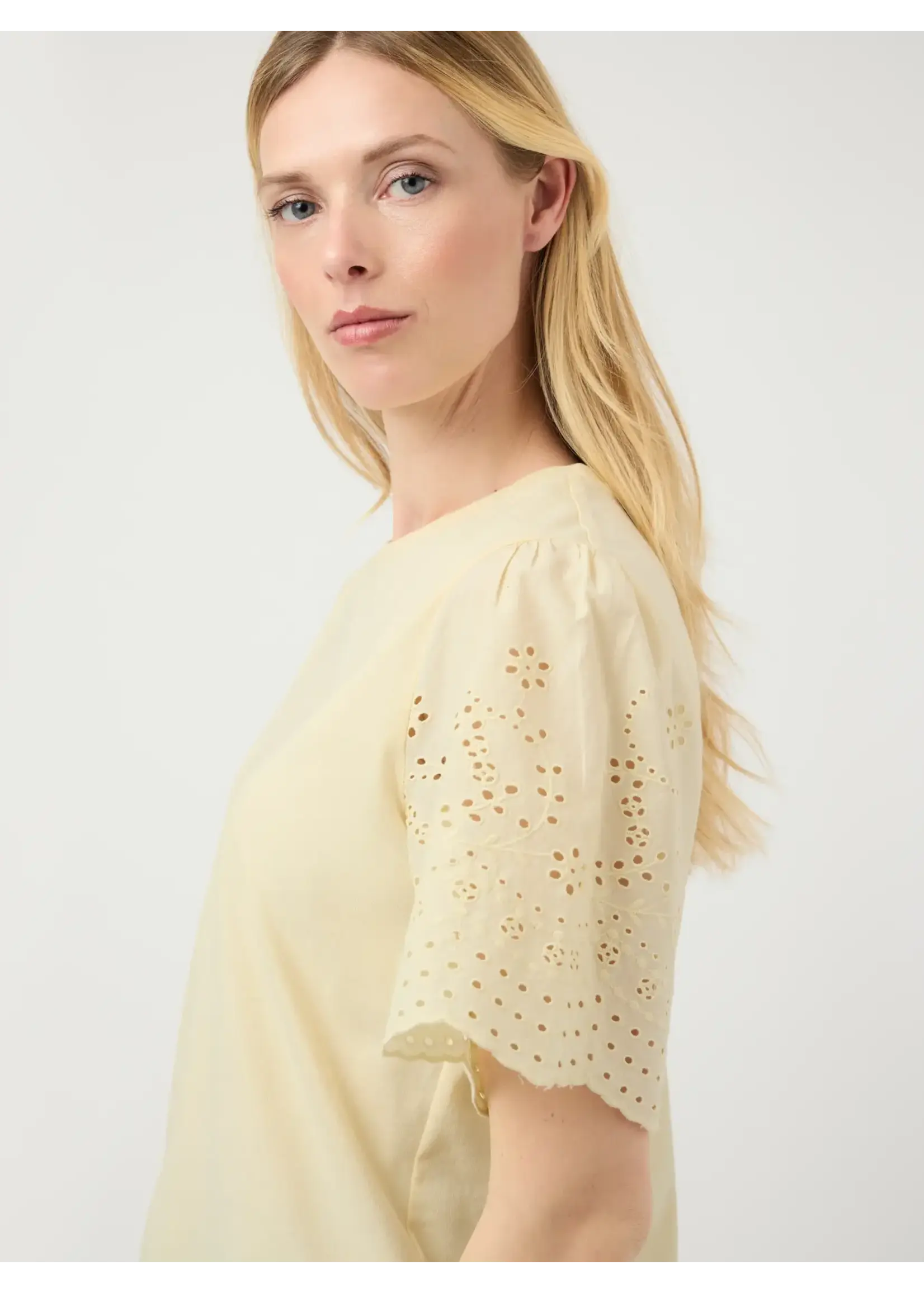 YAS YASLEX SS TOP W. EMB SLEEVES S. ANISE FLOWER