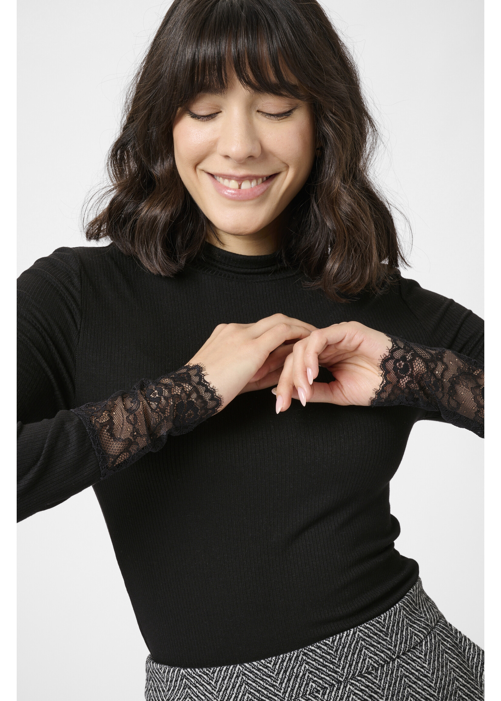 KAFFE KAOMI TURTLENECK T-SHIRT BLACK DEEP.