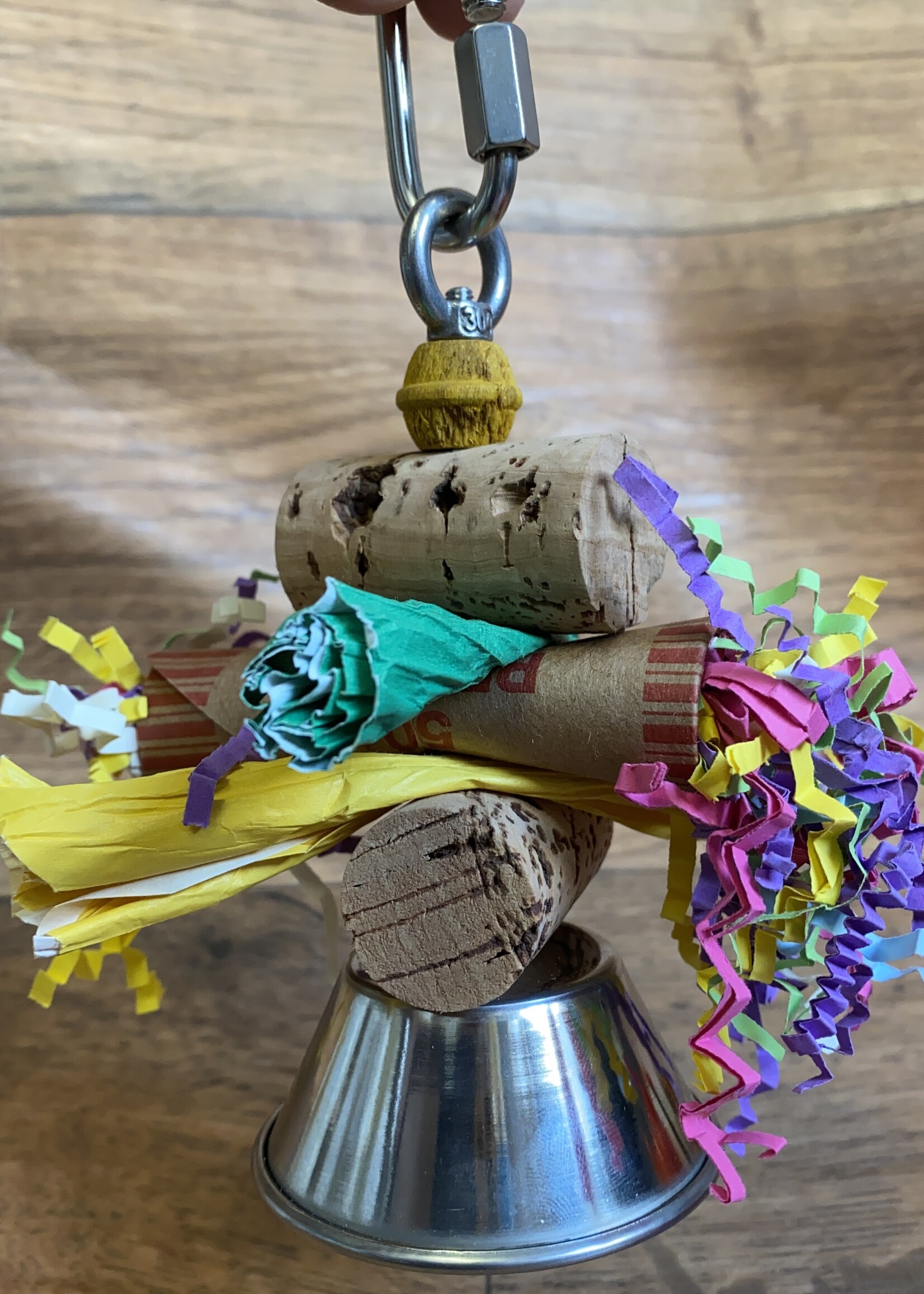 Gaaien-frutsels Parakeets gnawing bell paper/cork