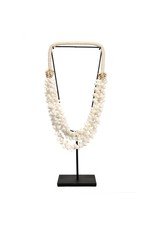 Berchique necklace schelp wit op staander