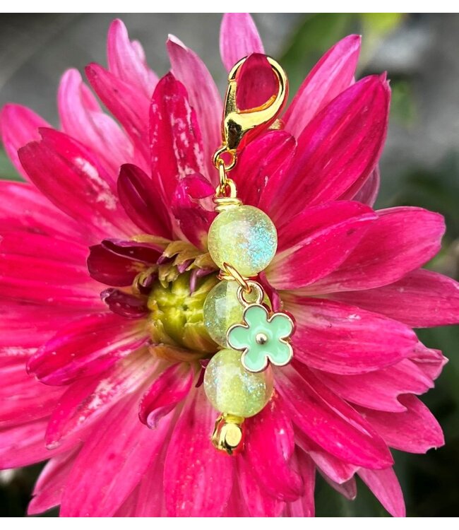 GREEN DAISY CHARM