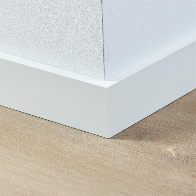 yarenza. Wit gelakte plint Strak RAL 9010 70x15x2400 mm