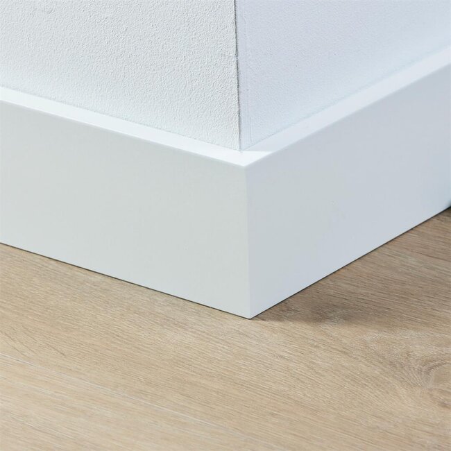 yarenza. Wit gelakte plint Strak RAL 9010 90x15x2400 mm
