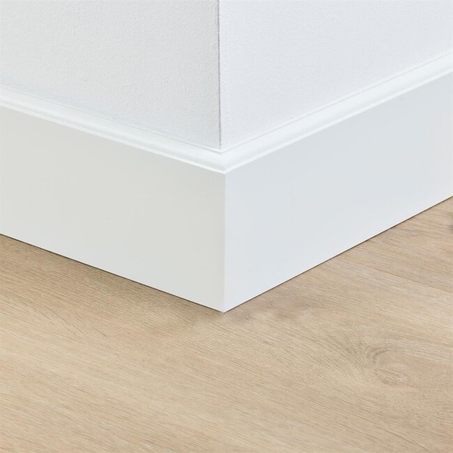 yarenza. Wit gelakte plint Baroque RAL 9010 120x15x2400 mm