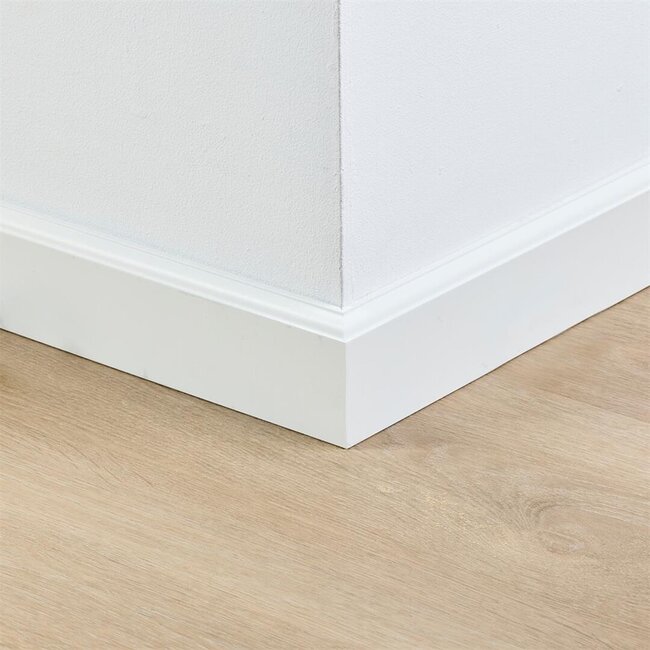 yarenza. Wit gelakte plint Baroque RAL 9010 70x15x2400 mm
