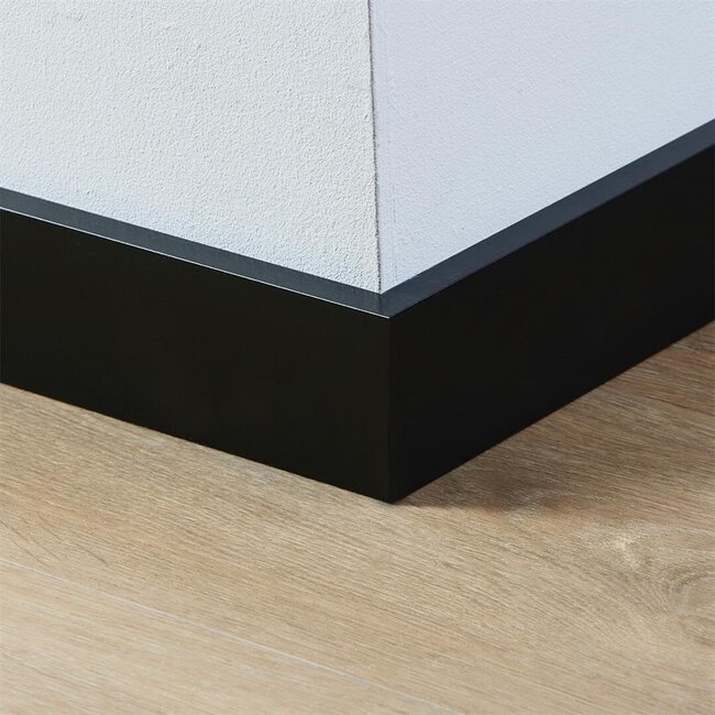 yarenza. Zwart gelakte plint Strak RAL 9005 70x15x2400 mm