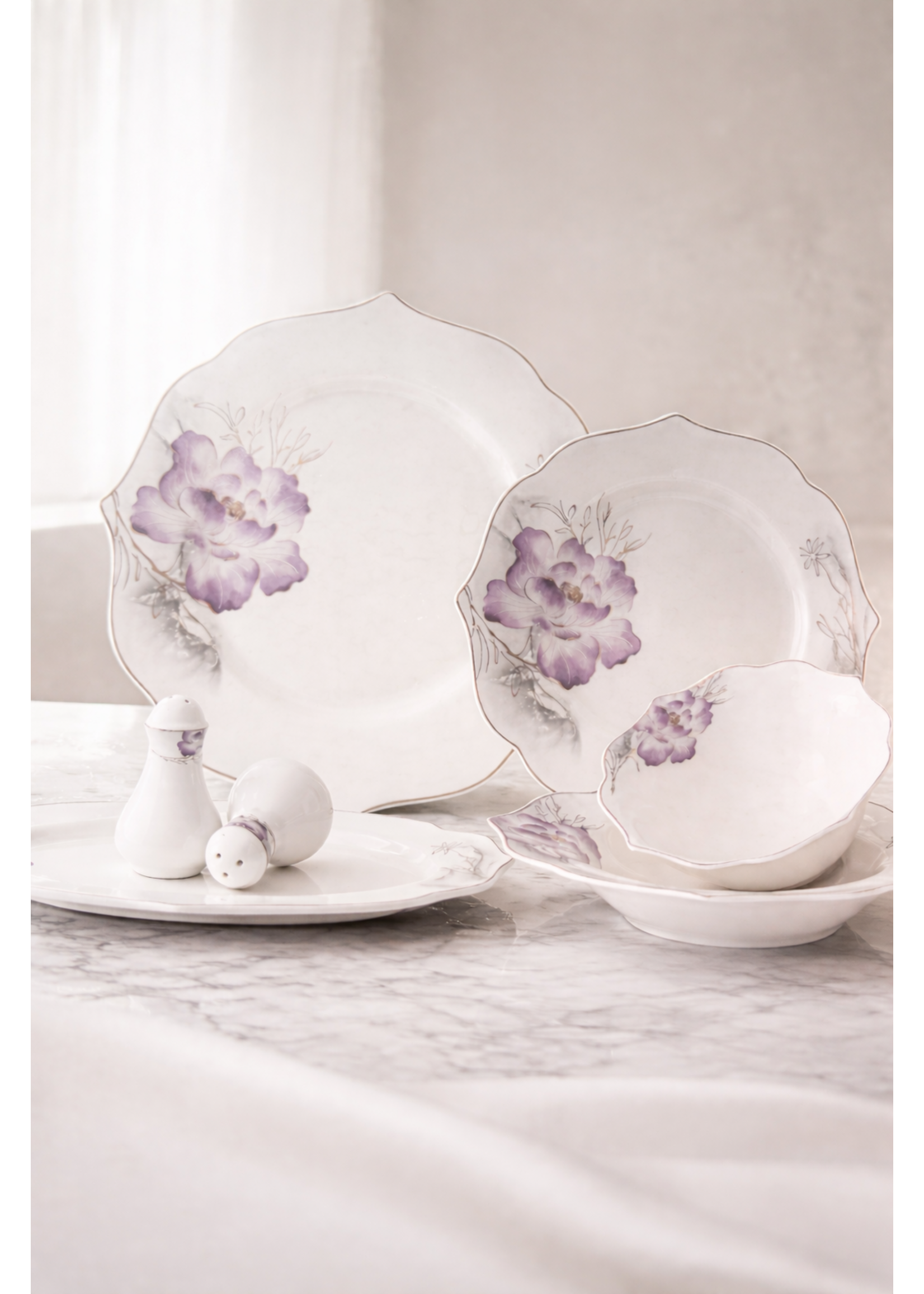 Sunay 27-teiliges Geschirrset – Feines Porzellan mit rosa Blumen und Goldrand